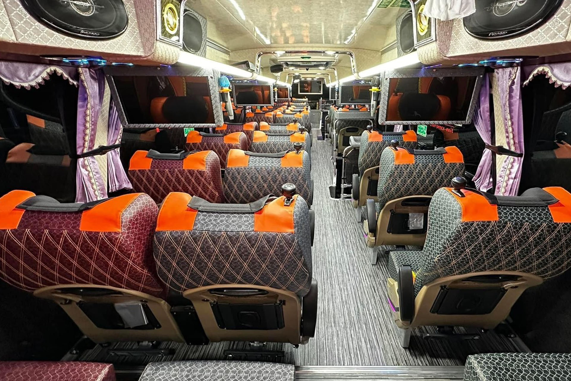 八輪三排椅豪華巴士車內空間寬敞